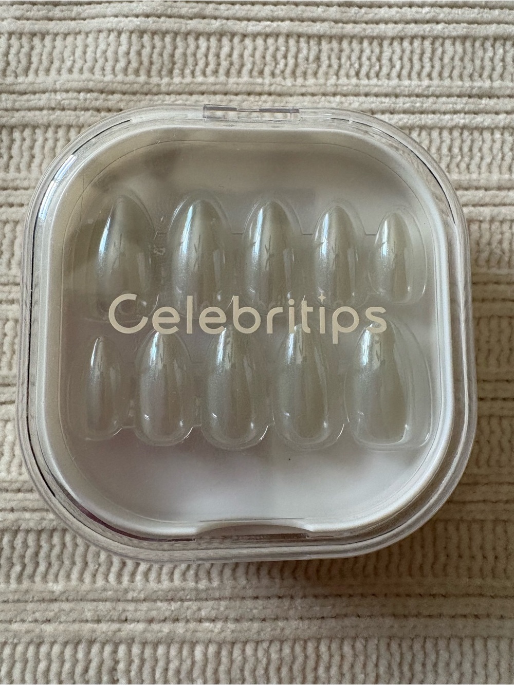 Celebritips Pearly Grey Glaze - short almond
Press-On Nail Set